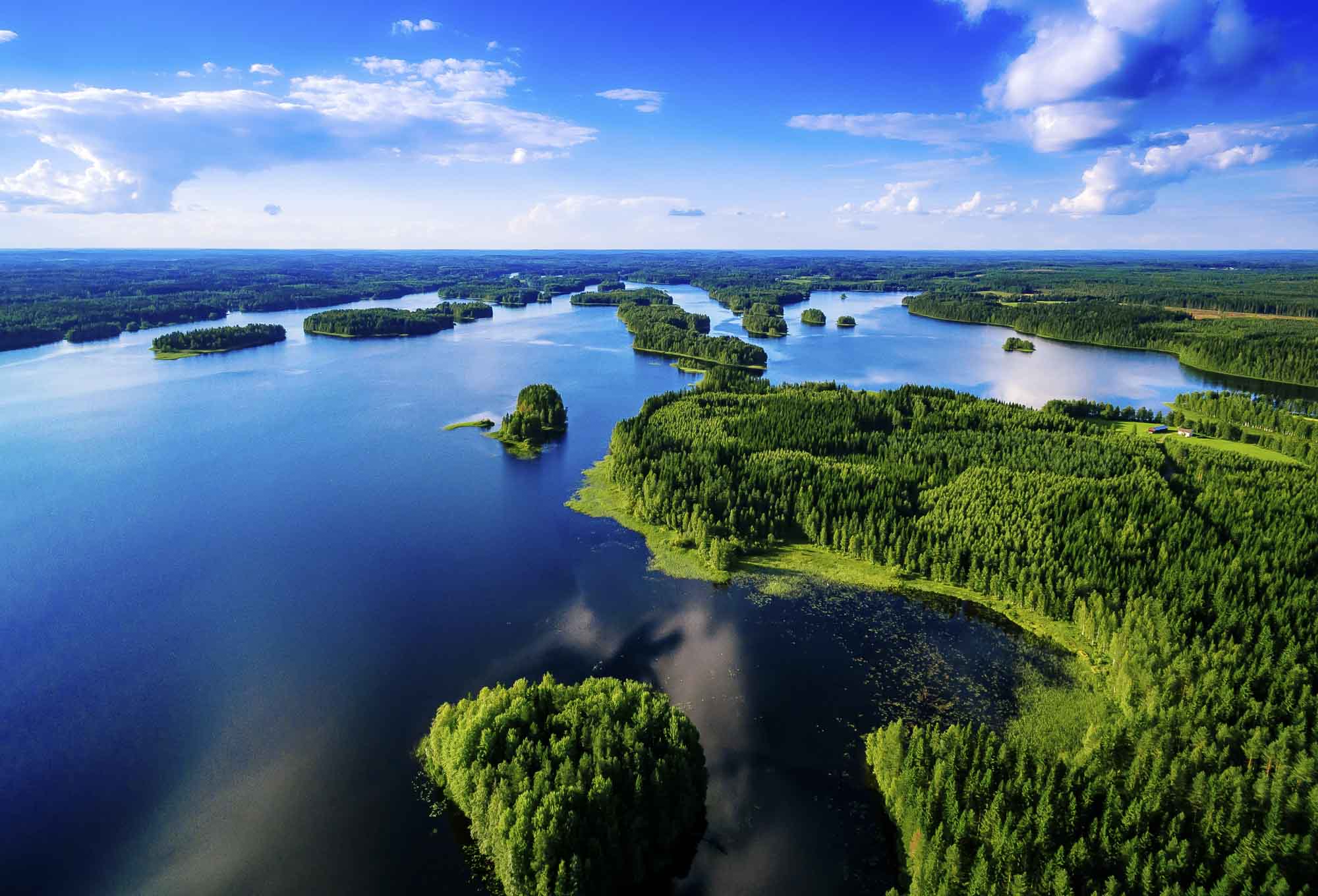Finnische Seen und bewaldete Inseln aus der Luft