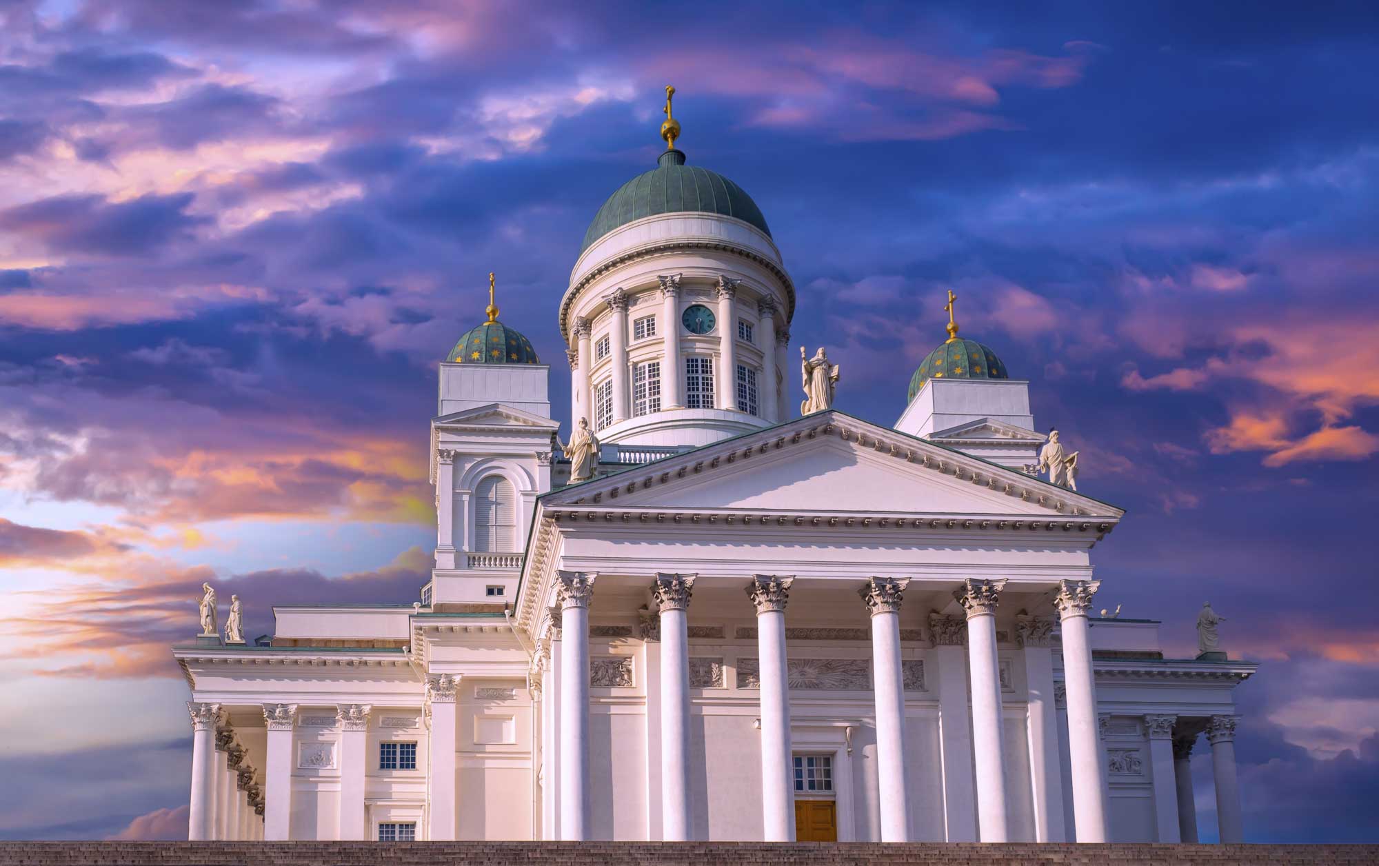 Der Dom von Helsinki vor einem violetten Abendhimmel