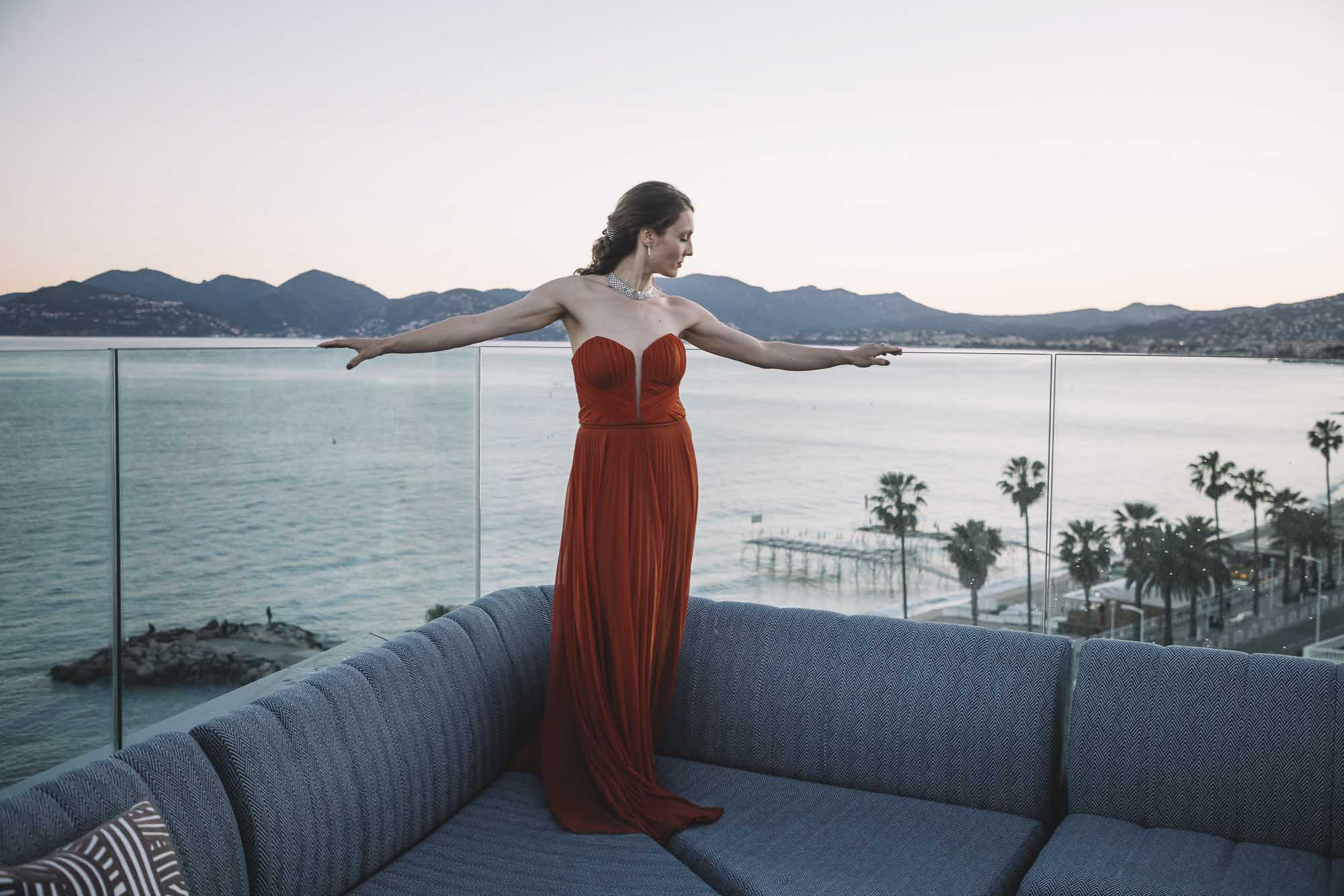 Nicole Tschaikin im roten Abendkleid vor der Küste von Cannes